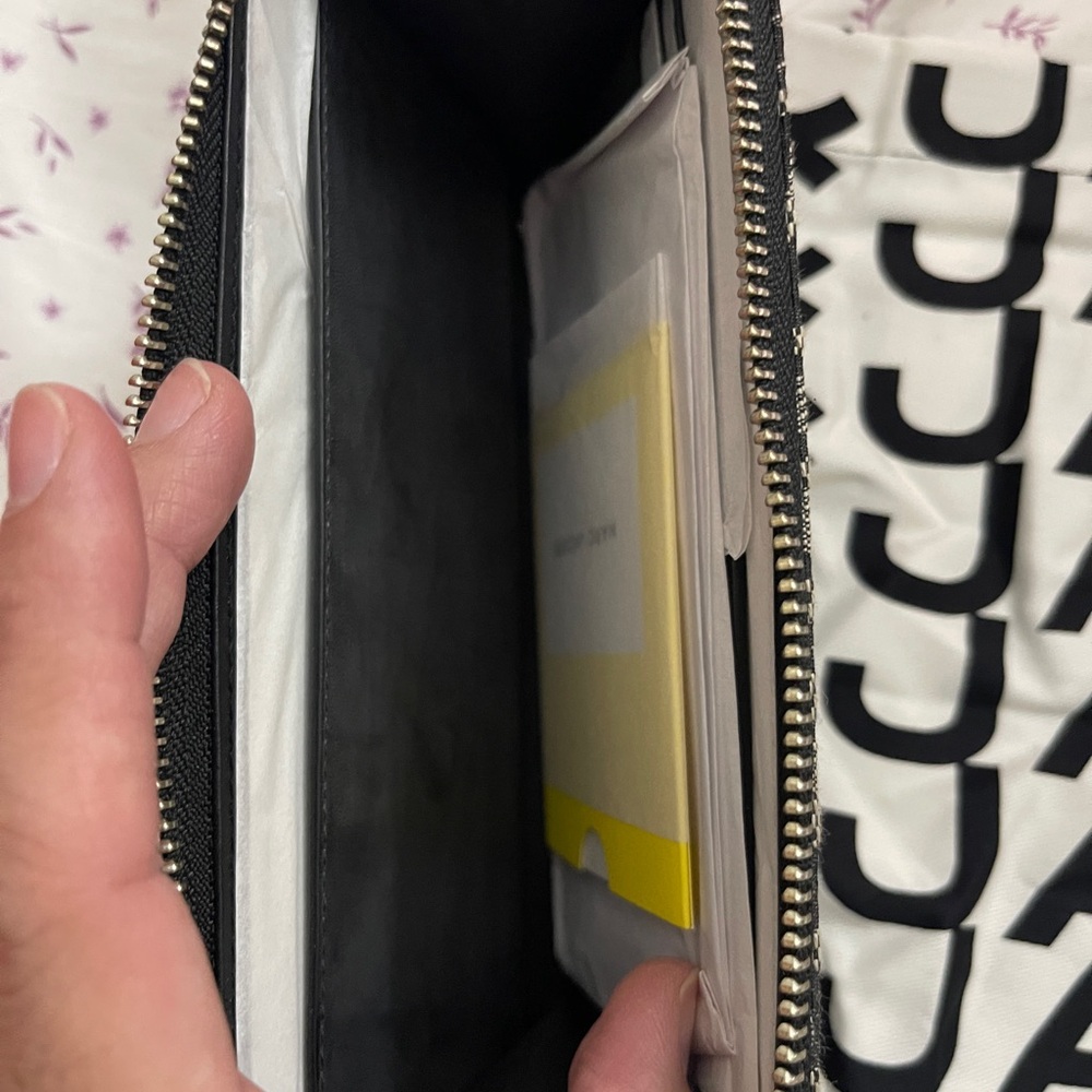 Authentic Marc Jacobs Wallet - Picture 7 of 7